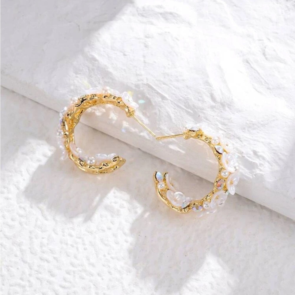 🎉HP🎉 Flower Hoop Earrings (Boutique) - Picture 6 of 8